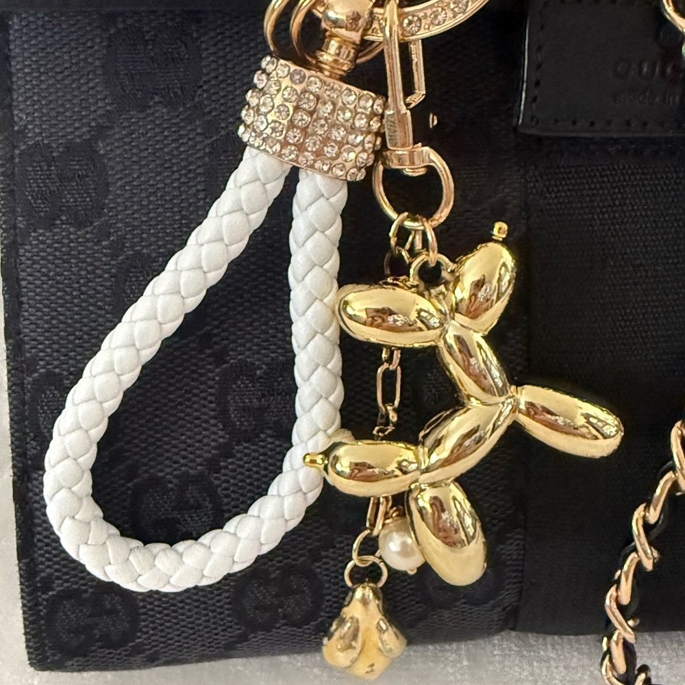 White Wristlet Keychain w/Gold Balloon Dog, Pearl & Nugget Charms – Unique - NWT - Picture 3 of 7